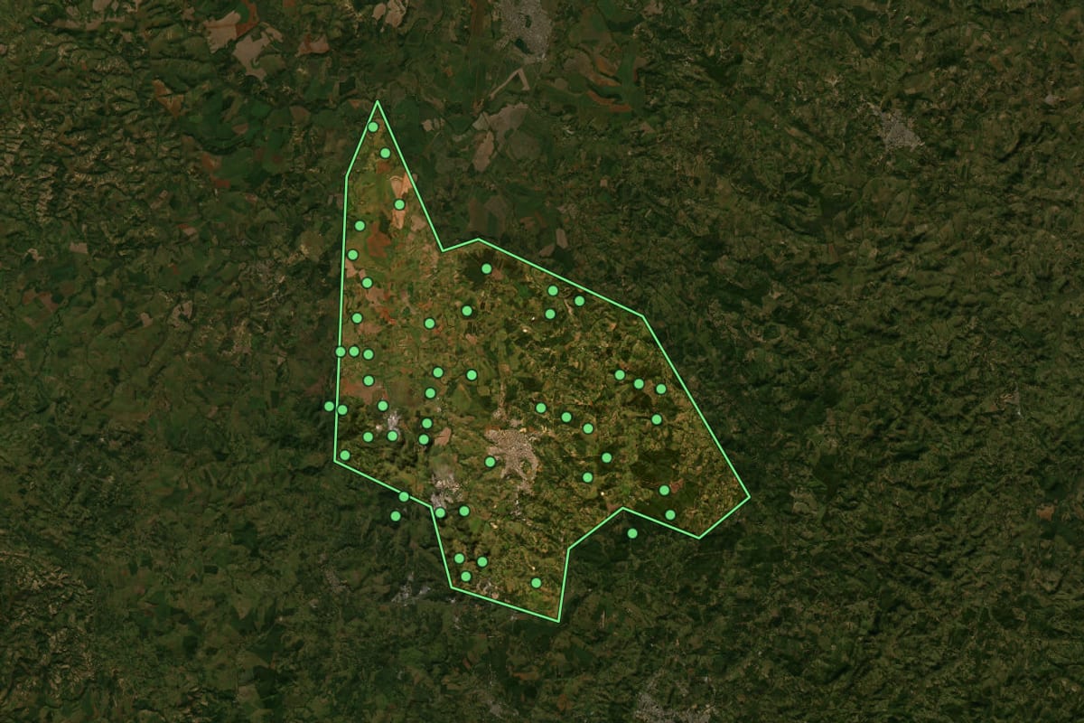 Imagem de satélite de Arcos (MG), com o contorno do município e a posição dos imóveis desta página.