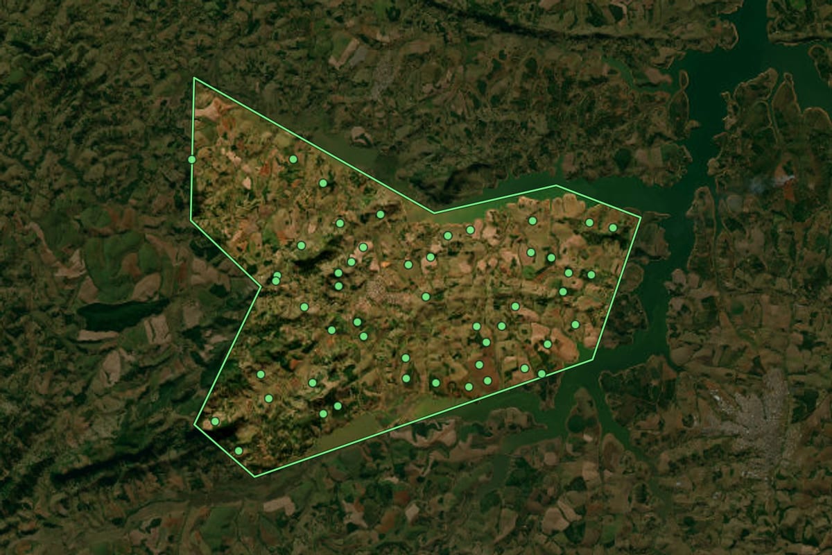 Imagem de satélite de Areado (MG), com o contorno do município e a posição dos imóveis desta página.