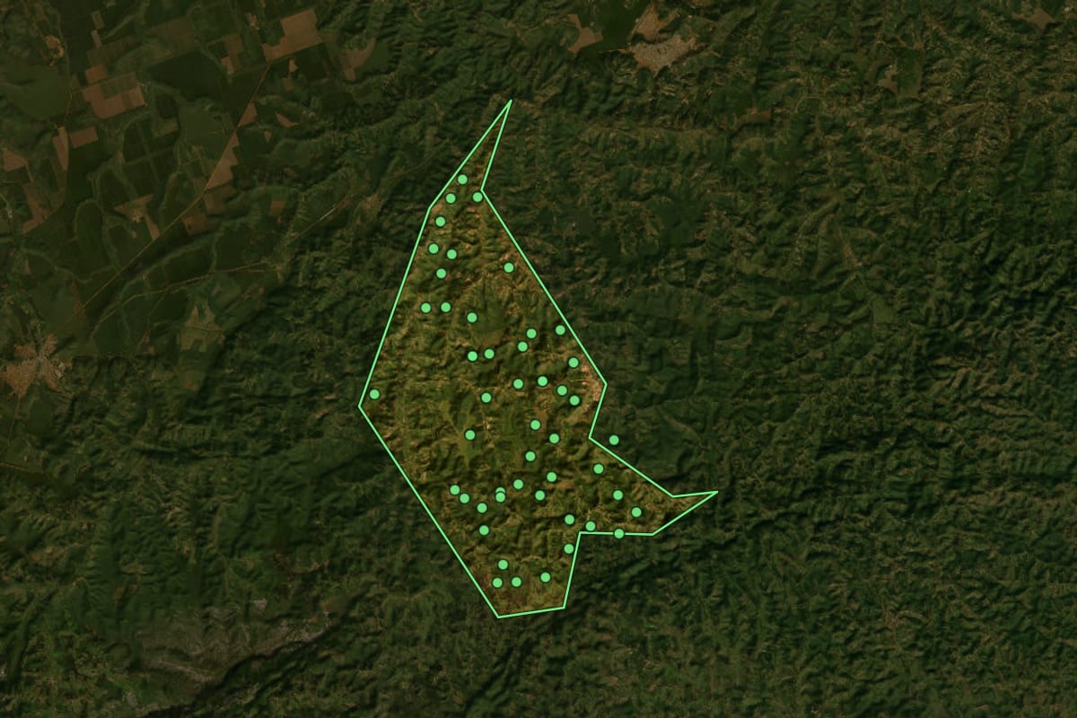 Imagem de satélite de Aricanduva (MG), com o contorno do município e a posição dos imóveis desta página.
