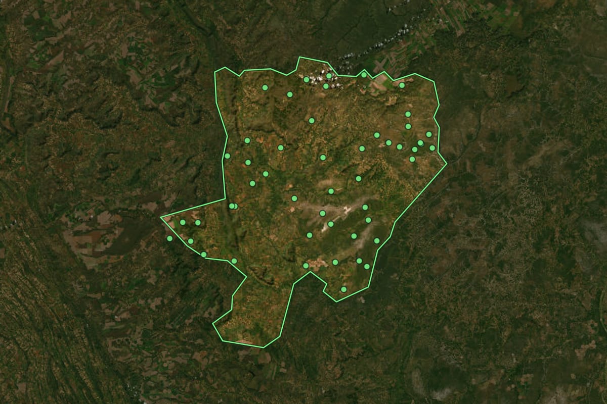 Imagem de satélite de Arinos (MG), com o contorno do município e a posição dos imóveis desta página.