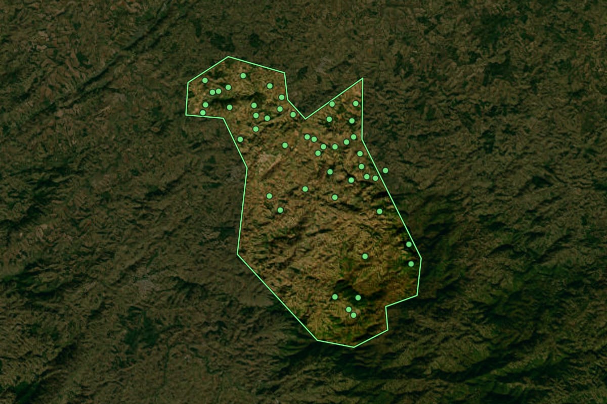 Imagem de satélite de Baependi (MG), com o contorno do município e a posição dos imóveis desta página.