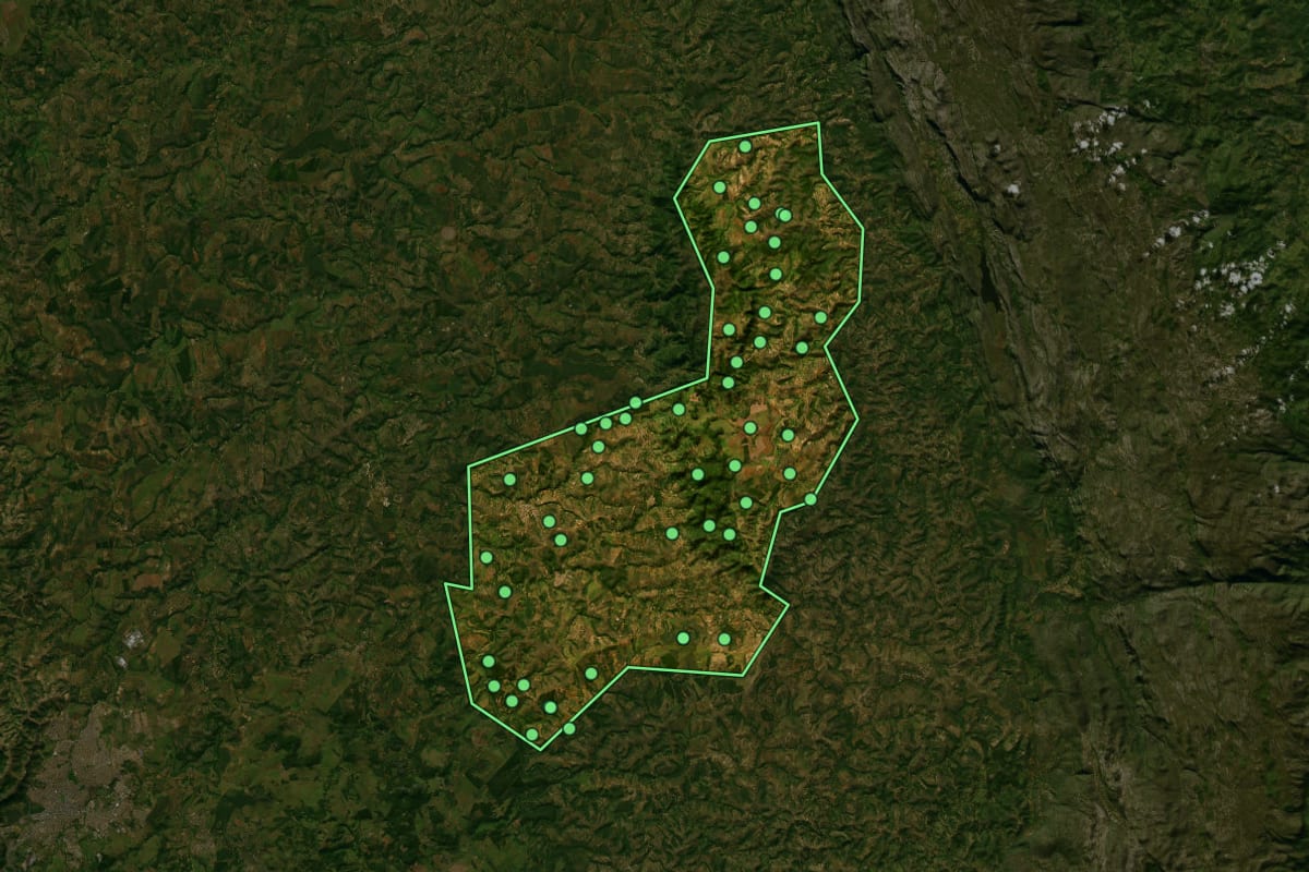 Imagem de satélite de Baldim (MG), com o contorno do município e a posição dos imóveis desta página.