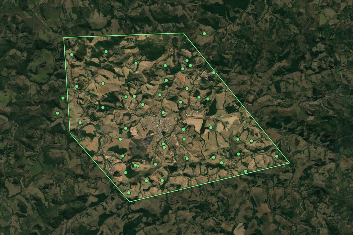 Imagem de satélite de Bandeira do Sul (MG), com o contorno do município e a posição dos imóveis desta página.