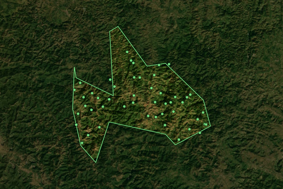 Imagem de satélite de Bandeira (MG), com o contorno do município e a posição dos imóveis desta página.