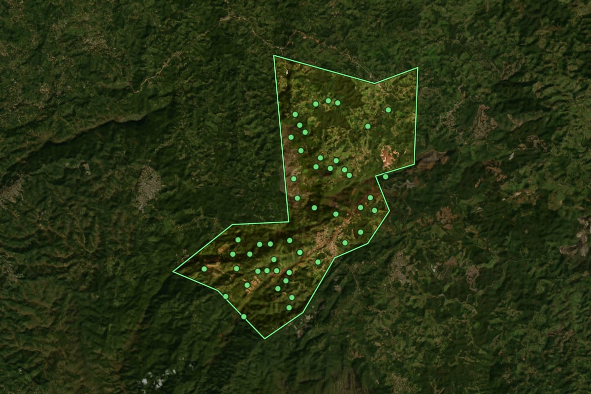 Imagem de satélite de Barão de Cocais (MG), com o contorno do município e a posição dos imóveis desta página.