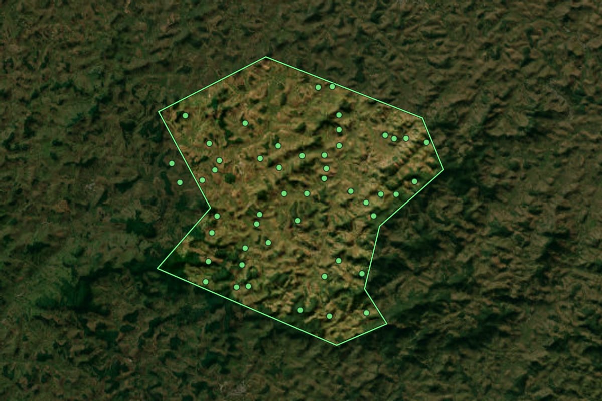 Imagem de satélite de Barão do Monte Alto (MG), com o contorno do município e a posição dos imóveis desta página.