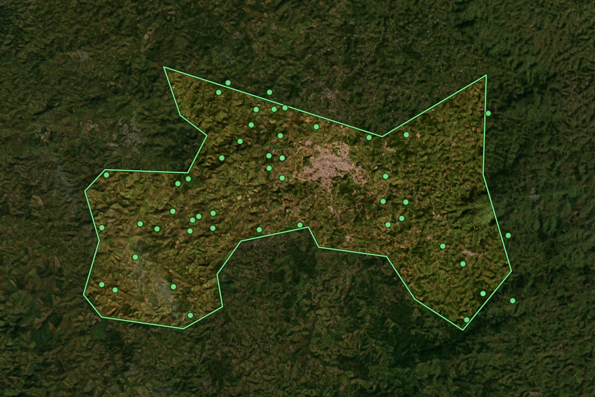 Imagem de satélite de Barbacena (MG), com o contorno do município e a posição dos imóveis desta página.
