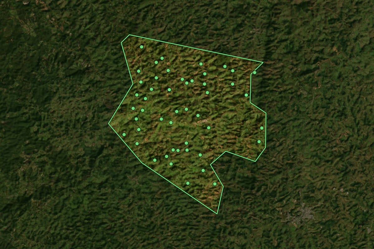 Imagem de satélite de Barra Longa (MG), com o contorno do município e a posição dos imóveis desta página.