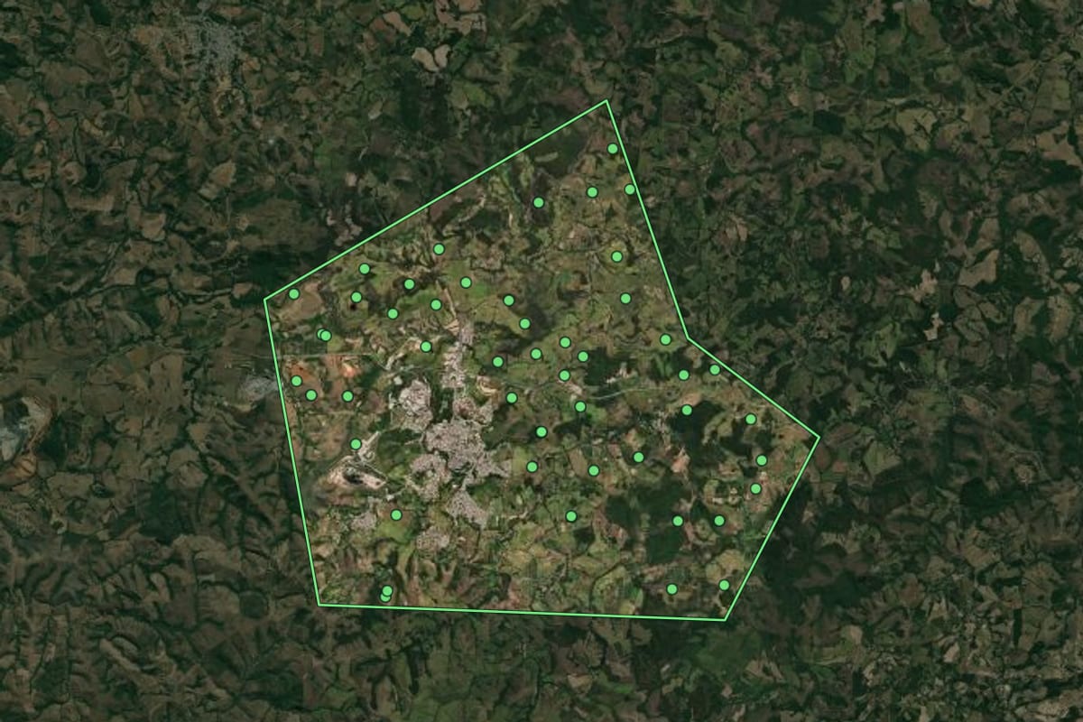 Imagem de satélite de Barroso (MG), com o contorno do município e a posição dos imóveis desta página.