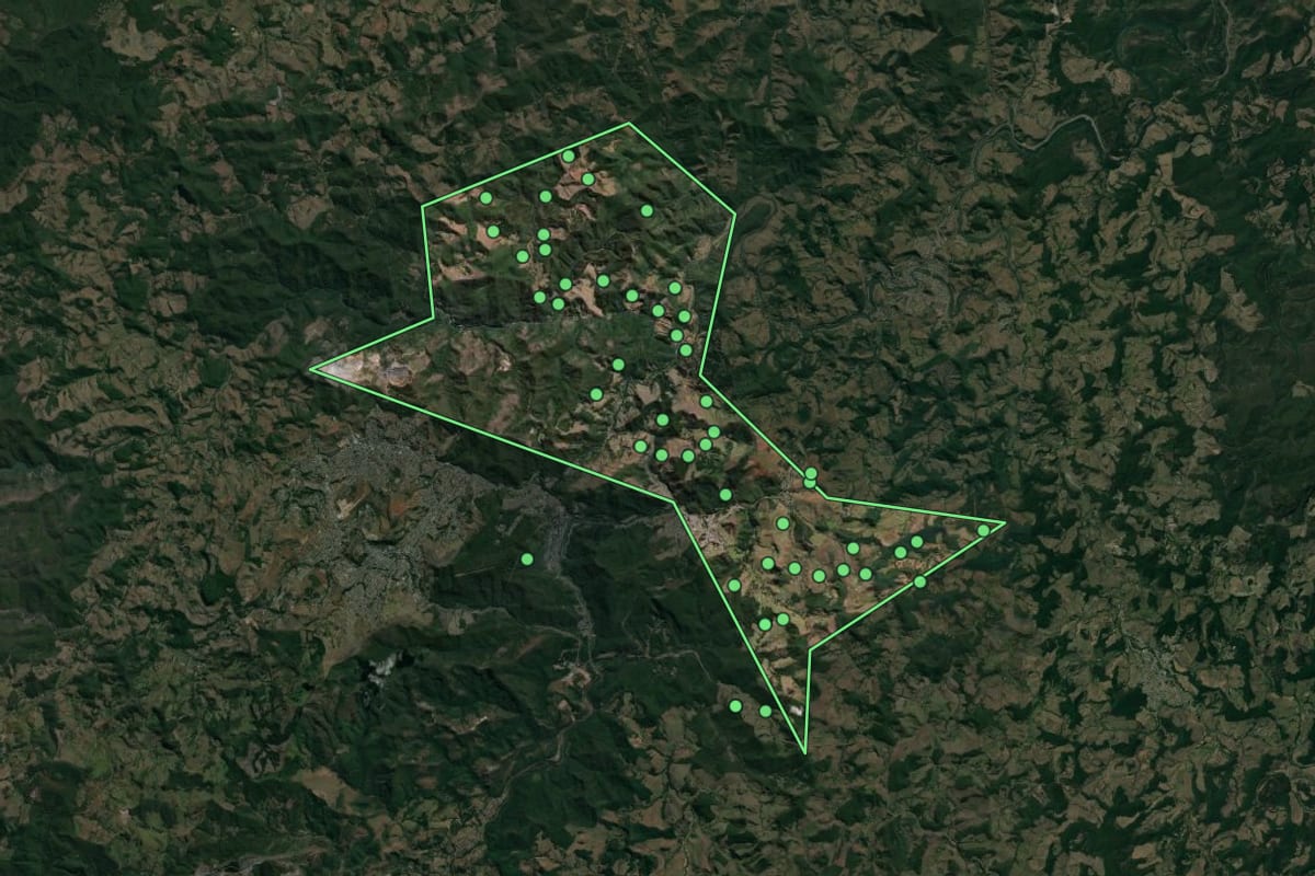 Imagem de satélite de Bela Vista de Minas (MG), com o contorno do município e a posição dos imóveis desta página.