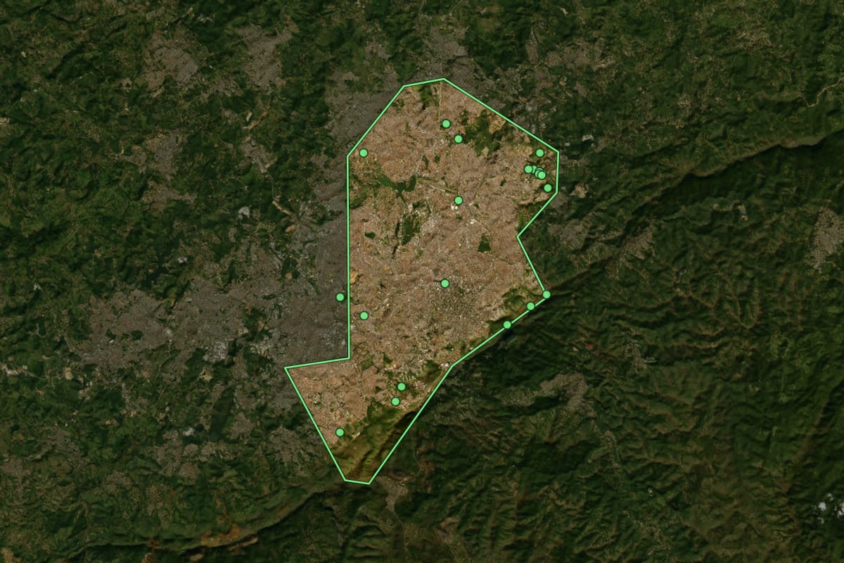 Imagem de satélite de Belo Horizonte (MG), com o contorno do município e a posição dos imóveis desta página.