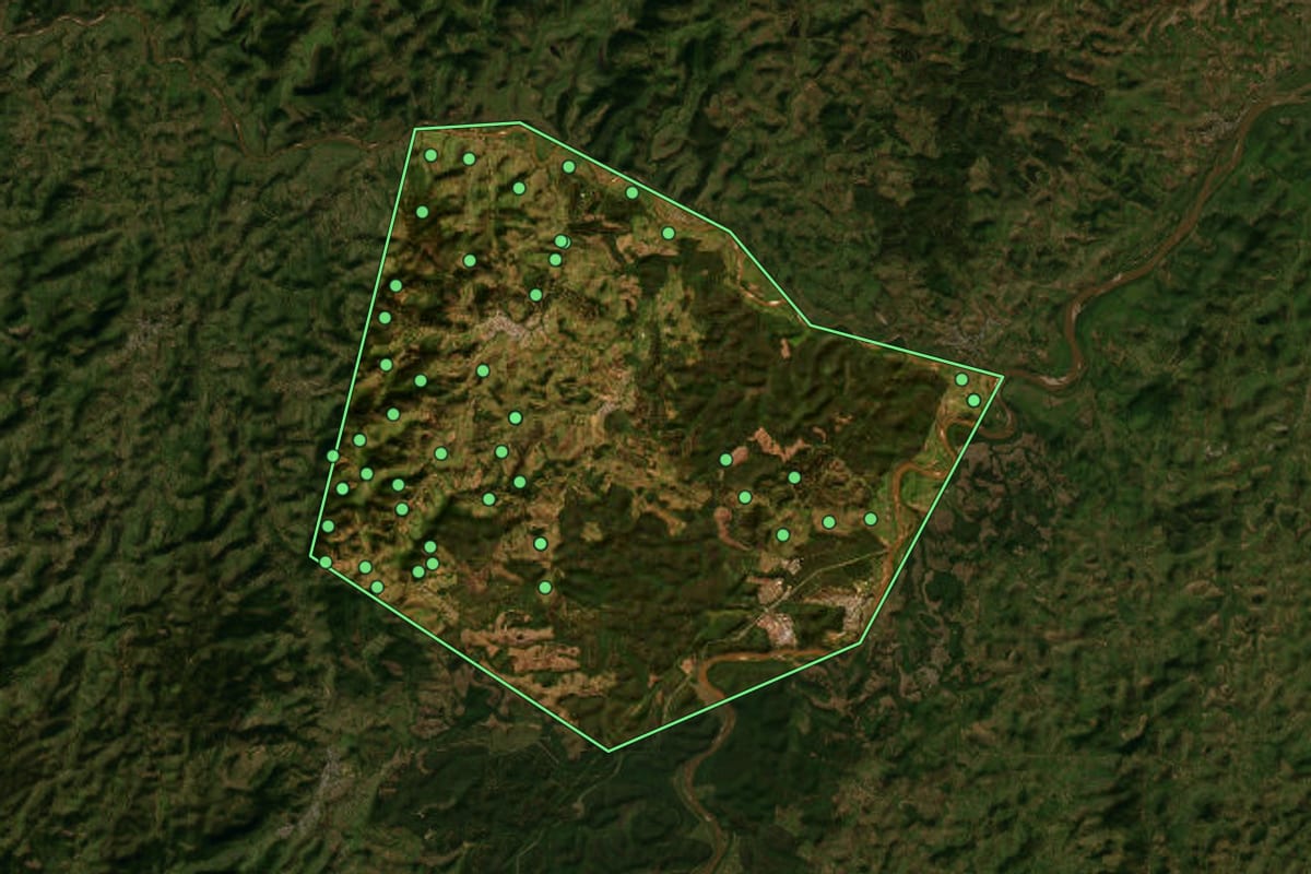 Imagem de satélite de Belo Oriente (MG), com o contorno do município e a posição dos imóveis desta página.