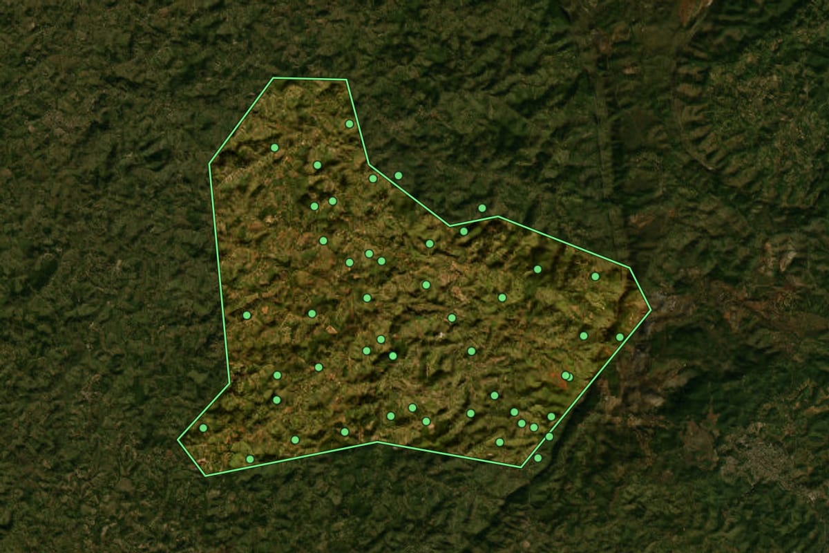 Imagem de satélite de Belo Vale (MG), com o contorno do município e a posição dos imóveis desta página.