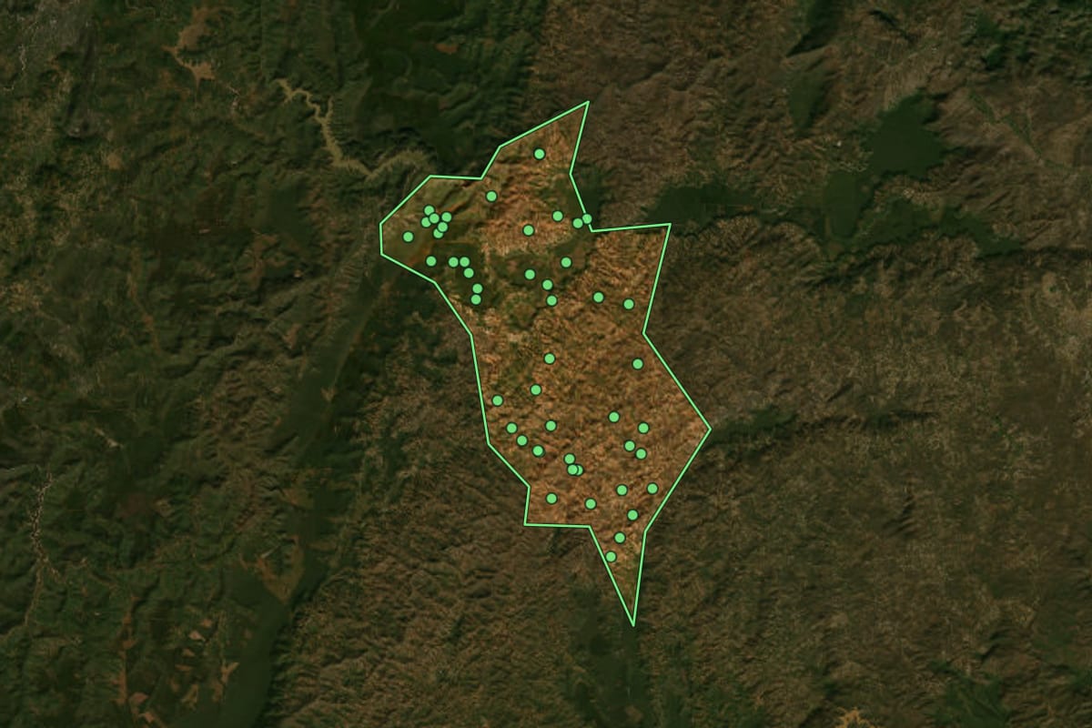 Imagem de satélite de Berilo (MG), com o contorno do município e a posição dos imóveis desta página.