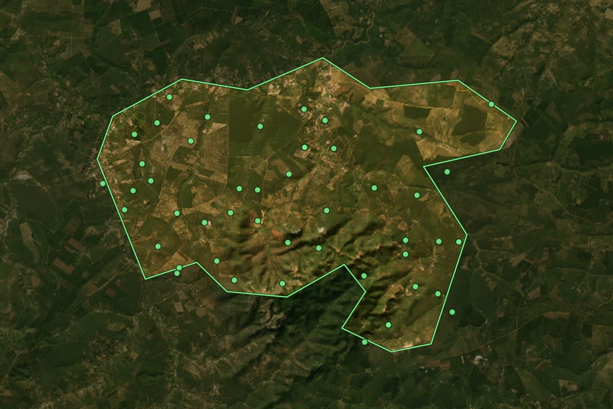 Imagem de satélite de Berizal (MG), com o contorno do município e a posição dos imóveis desta página.