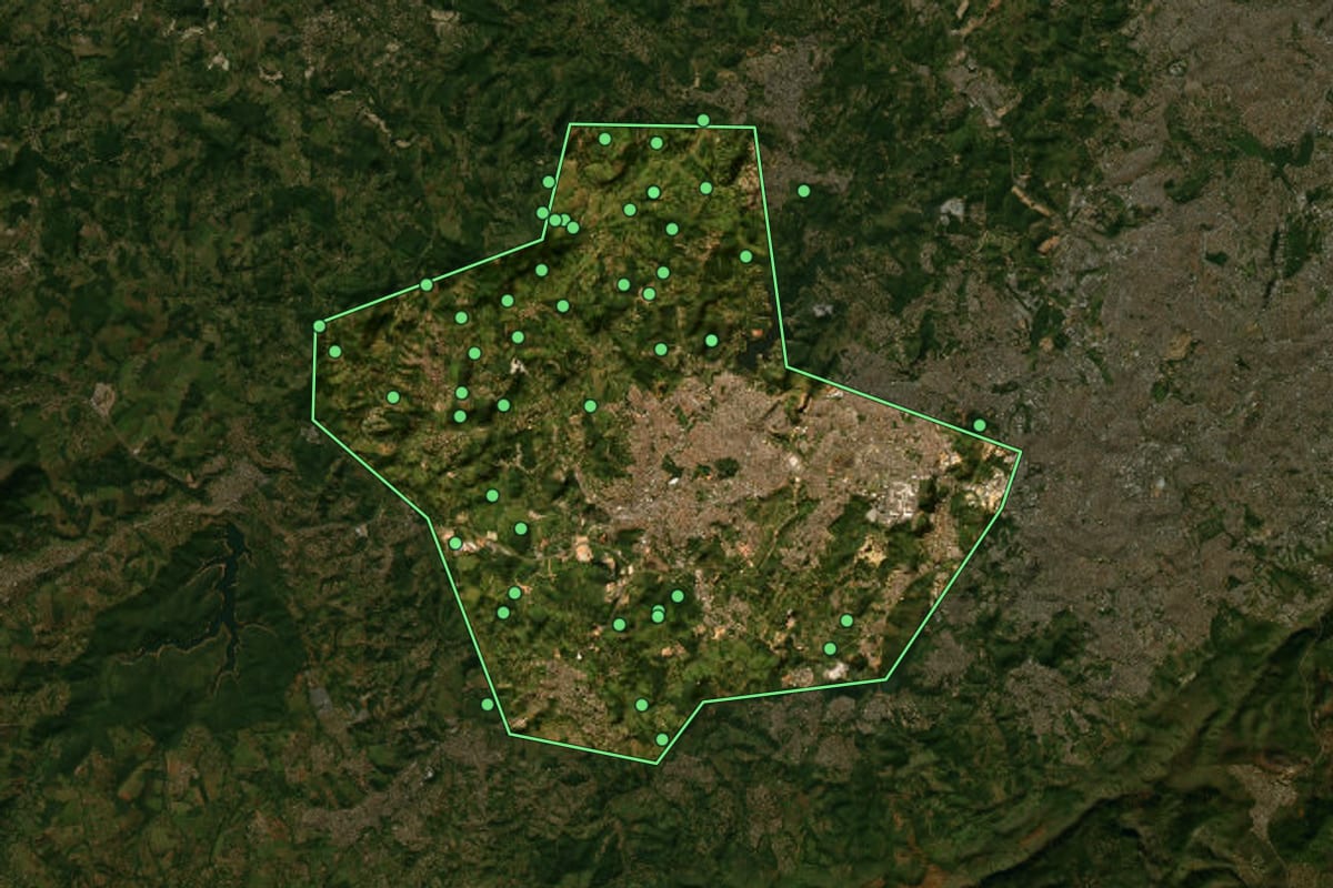 Imagem de satélite de Betim (MG), com o contorno do município e a posição dos imóveis desta página.