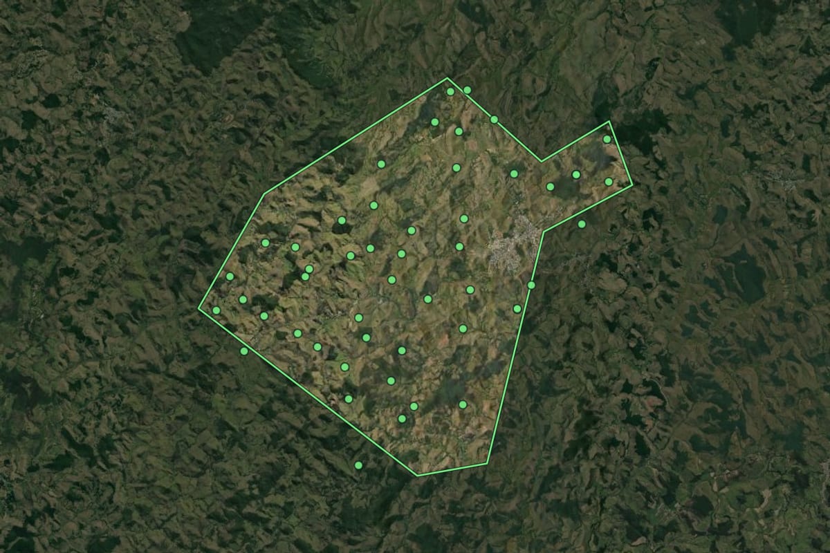 Imagem de satélite de Bicas (MG), com o contorno do município e a posição dos imóveis desta página.