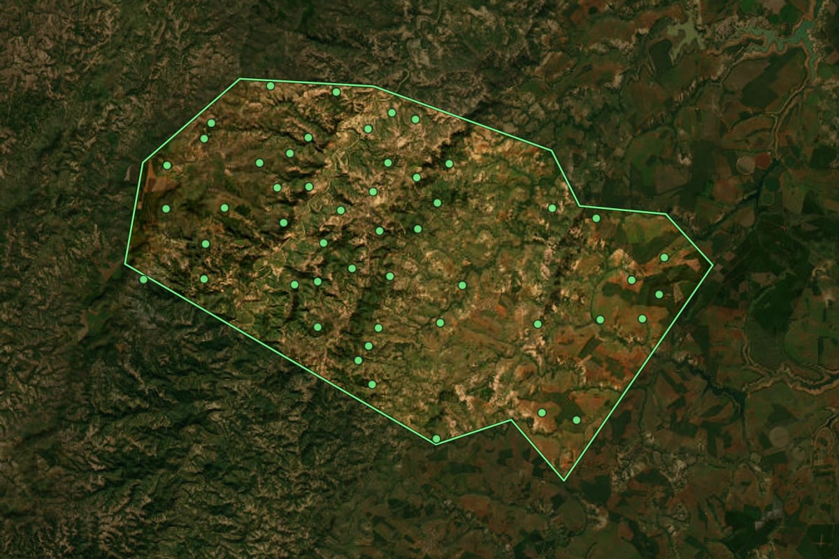 Imagem de satélite de Biquinhas (MG), com o contorno do município e a posição dos imóveis desta página.