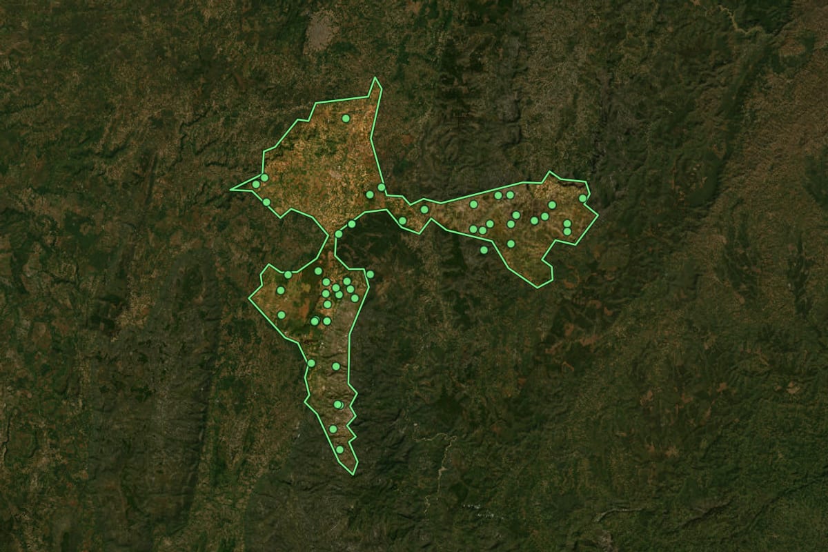 Imagem de satélite de Bocaiúva (MG), com o contorno do município e a posição dos imóveis desta página.