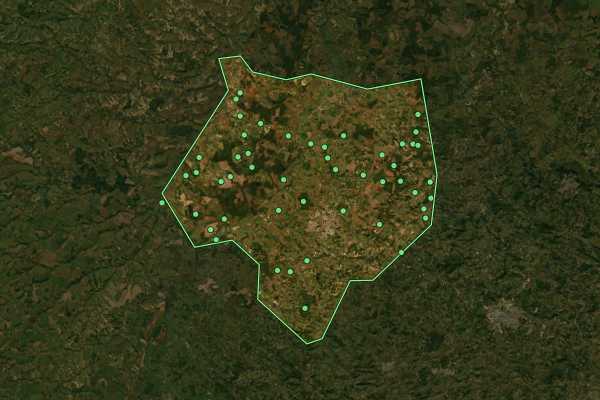 Imagem de satélite de Bom Despacho (MG), com o contorno do município e a posição dos imóveis desta página.