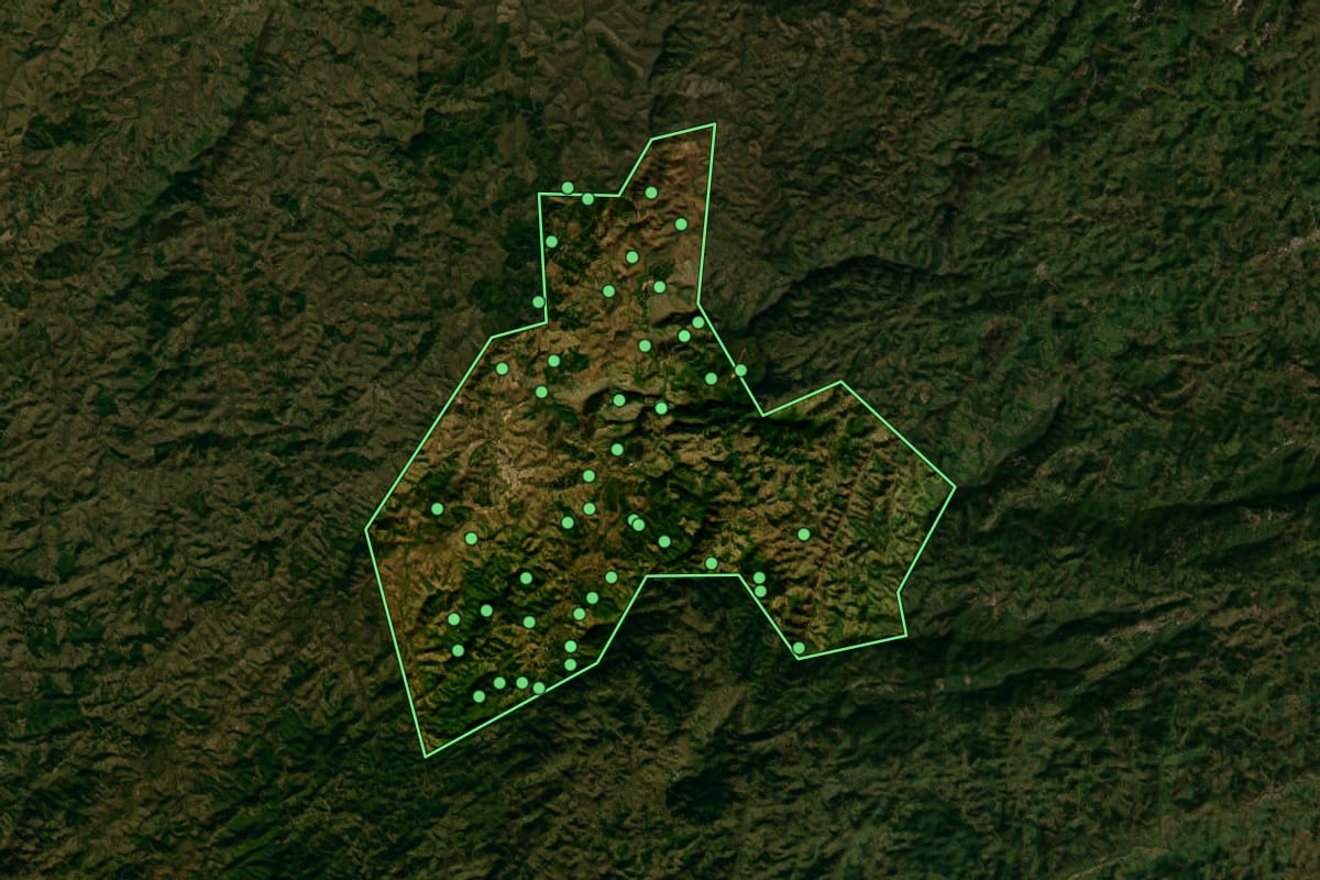 Imagem de satélite de Bom Jardim de Minas (MG), com o contorno do município e a posição dos imóveis desta página.