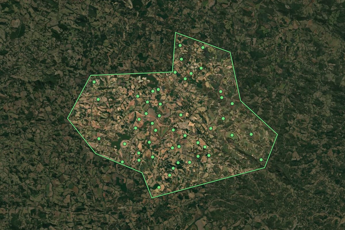 Imagem de satélite de Bom Jesus da Penha (MG), com o contorno do município e a posição dos imóveis desta página.