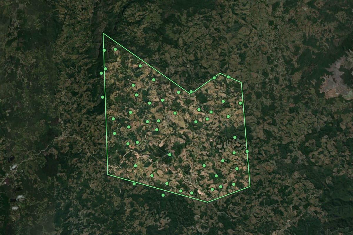 Imagem de satélite de Bom Jesus do Amparo (MG), com o contorno do município e a posição dos imóveis desta página.
