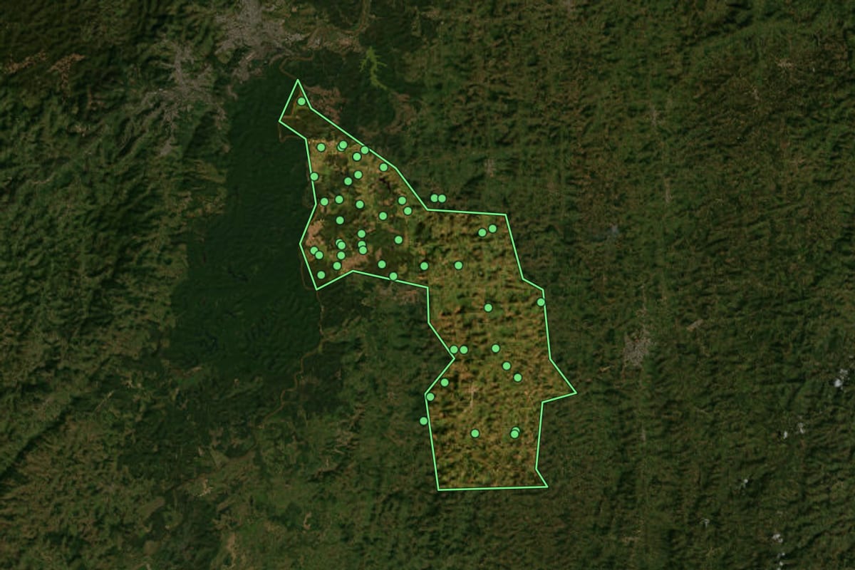 Imagem de satélite de Bom Jesus do Galho (MG), com o contorno do município e a posição dos imóveis desta página.
