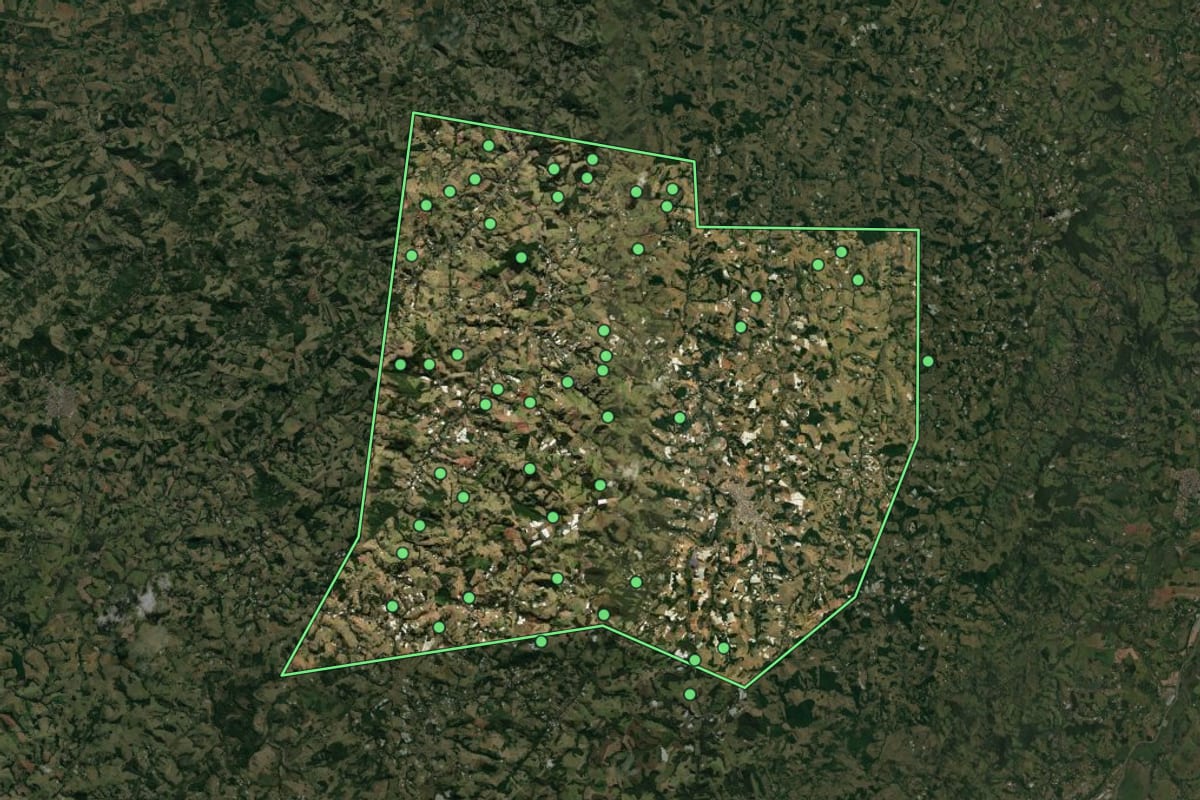 Imagem de satélite de Bom Repouso (MG), com o contorno do município e a posição dos imóveis desta página.