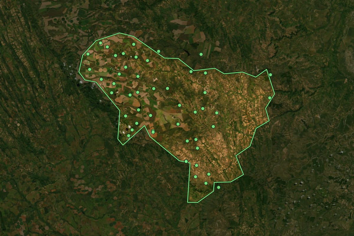 Imagem de satélite de Bonfinópolis de Minas (MG), com o contorno do município e a posição dos imóveis desta página.