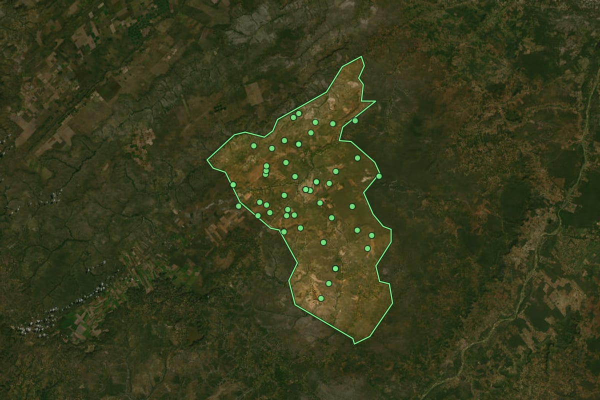 Imagem de satélite de Bonito de Minas (MG), com o contorno do município e a posição dos imóveis desta página.
