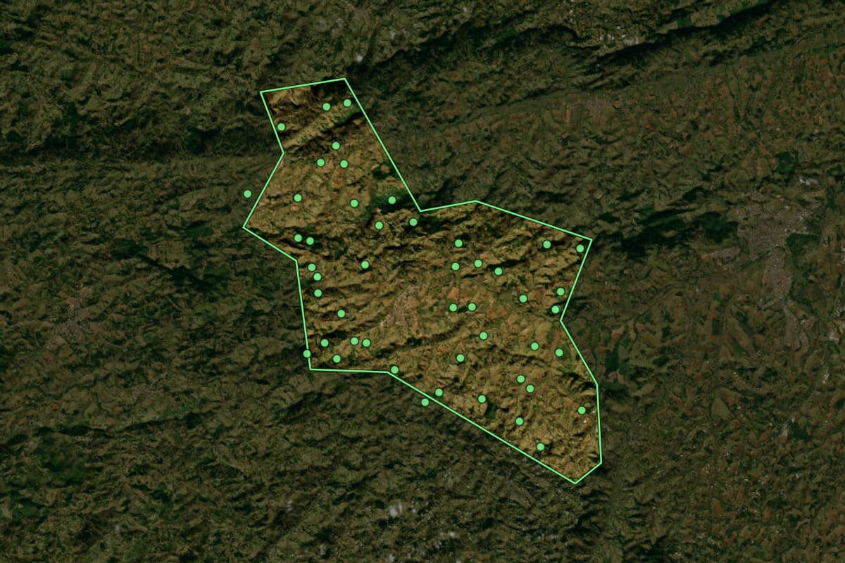 Imagem de satélite de Borda da Mata (MG), com o contorno do município e a posição dos imóveis desta página.