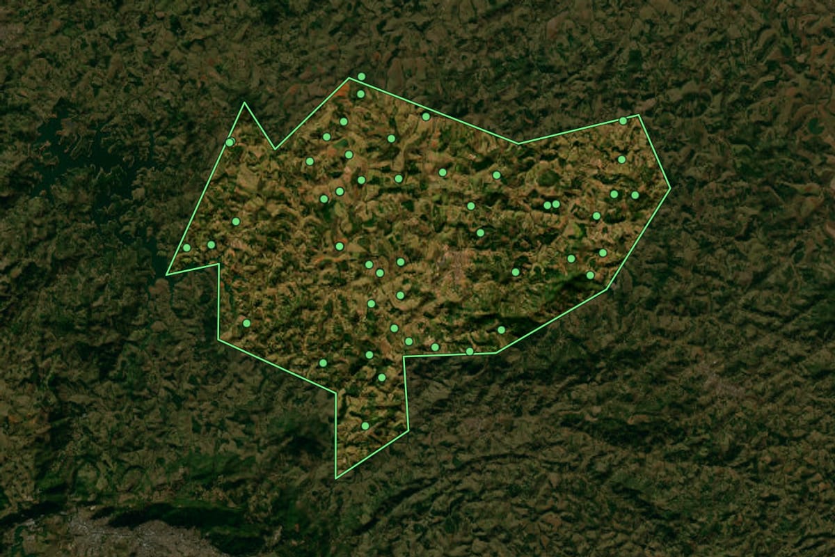 Imagem de satélite de Botelhos (MG), com o contorno do município e a posição dos imóveis desta página.