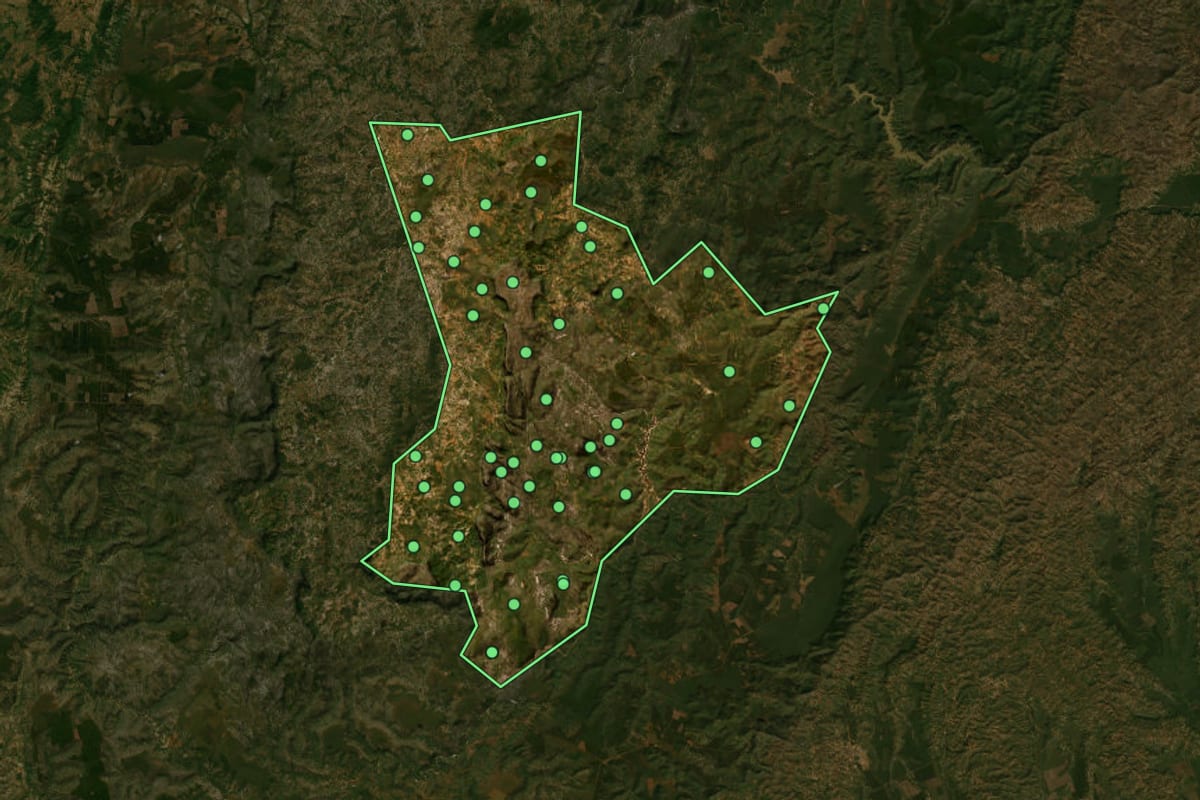 Imagem de satélite de Botumirim (MG), com o contorno do município e a posição dos imóveis desta página.