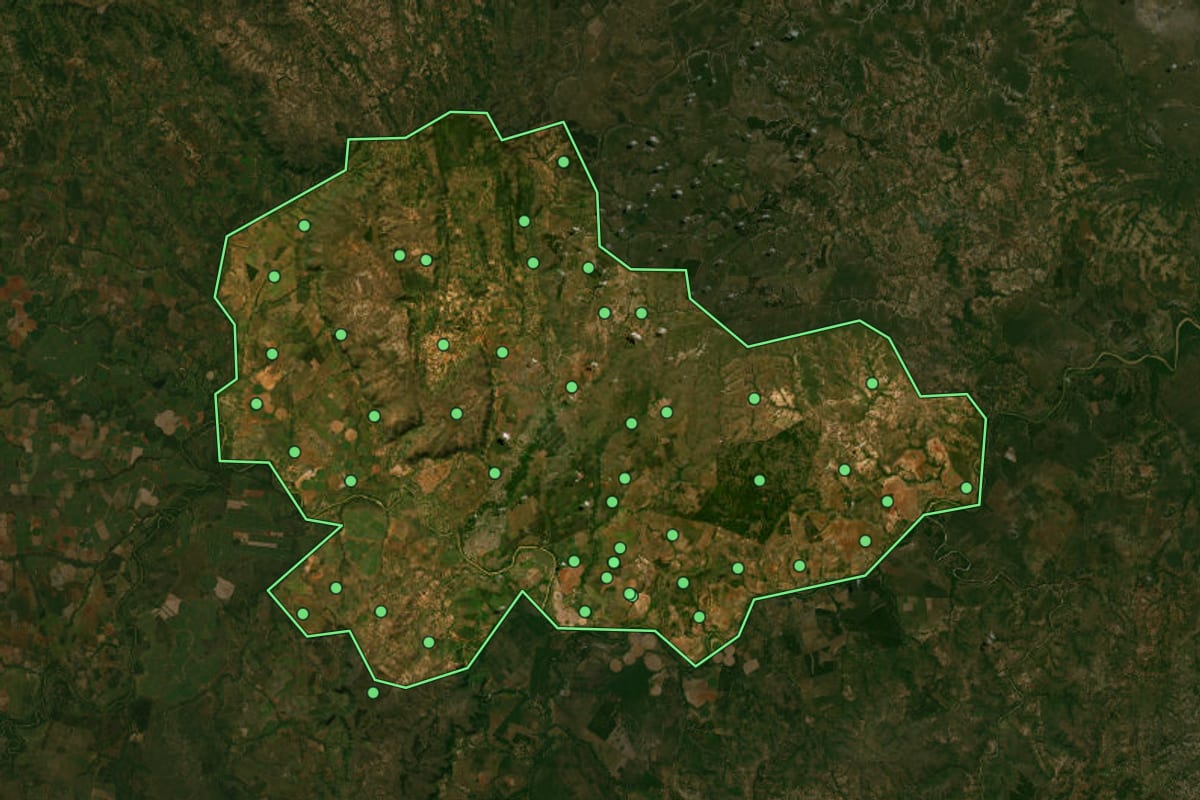 Imagem de satélite de Brasilândia de Minas (MG), com o contorno do município e a posição dos imóveis desta página.