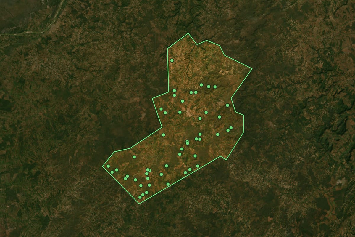 Imagem de satélite de Brasília de Minas (MG), com o contorno do município e a posição dos imóveis desta página.