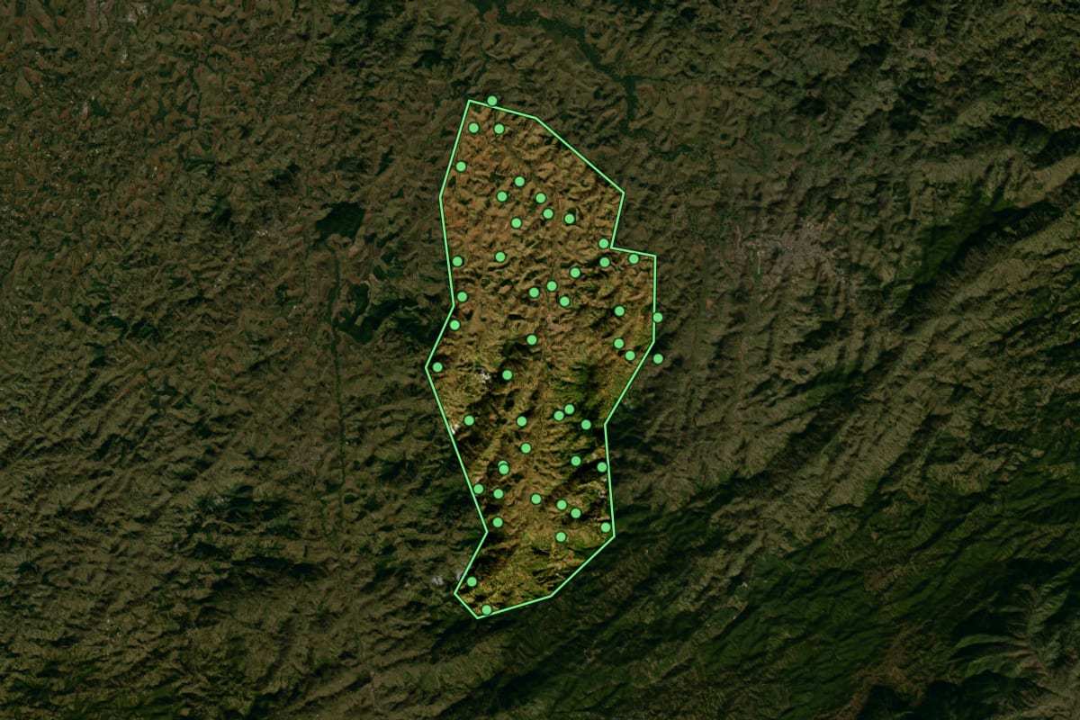 Imagem de satélite de Brazópolis (MG), com o contorno do município e a posição dos imóveis desta página.