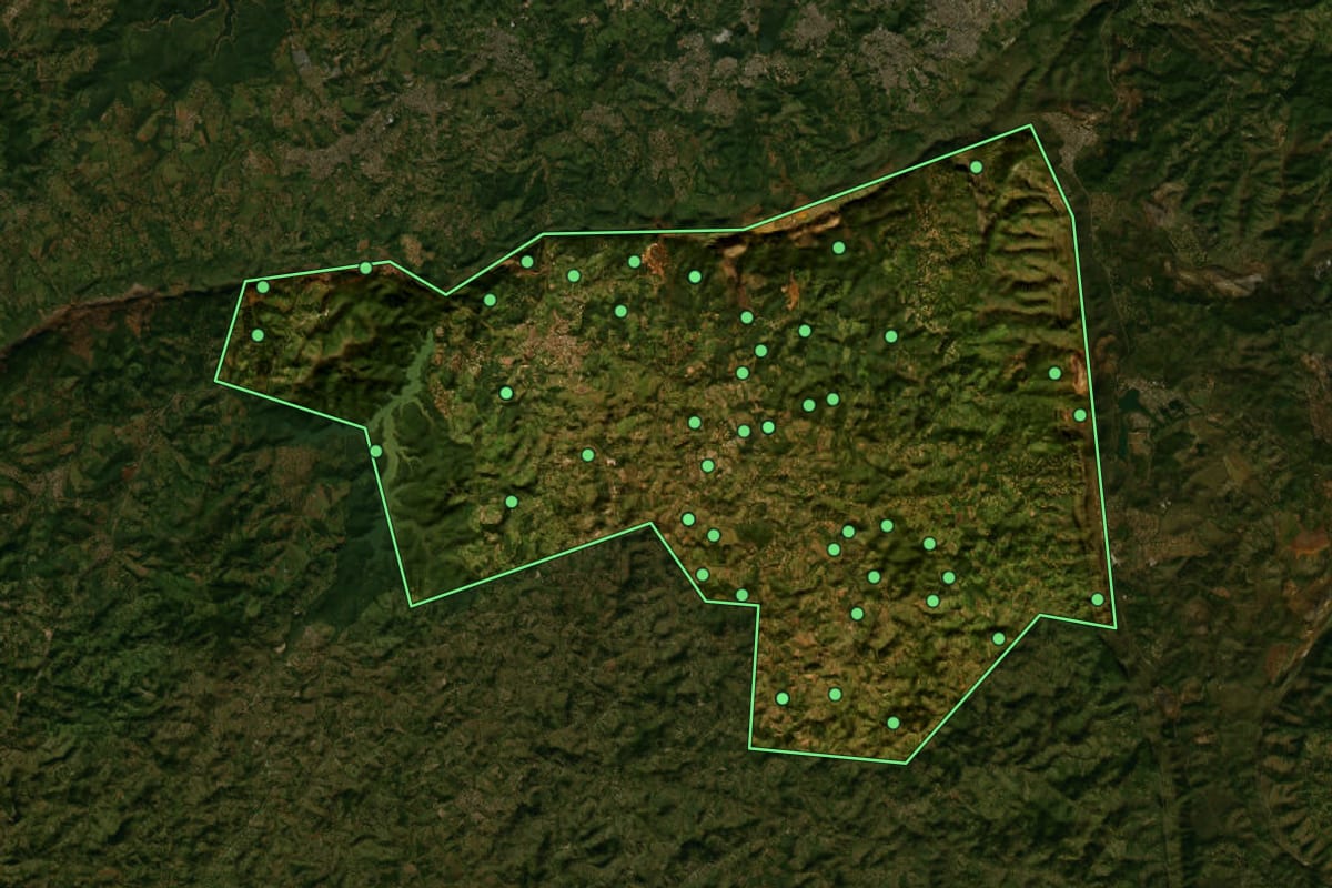 Imagem de satélite de Brumadinho (MG), com o contorno do município e a posição dos imóveis desta página.