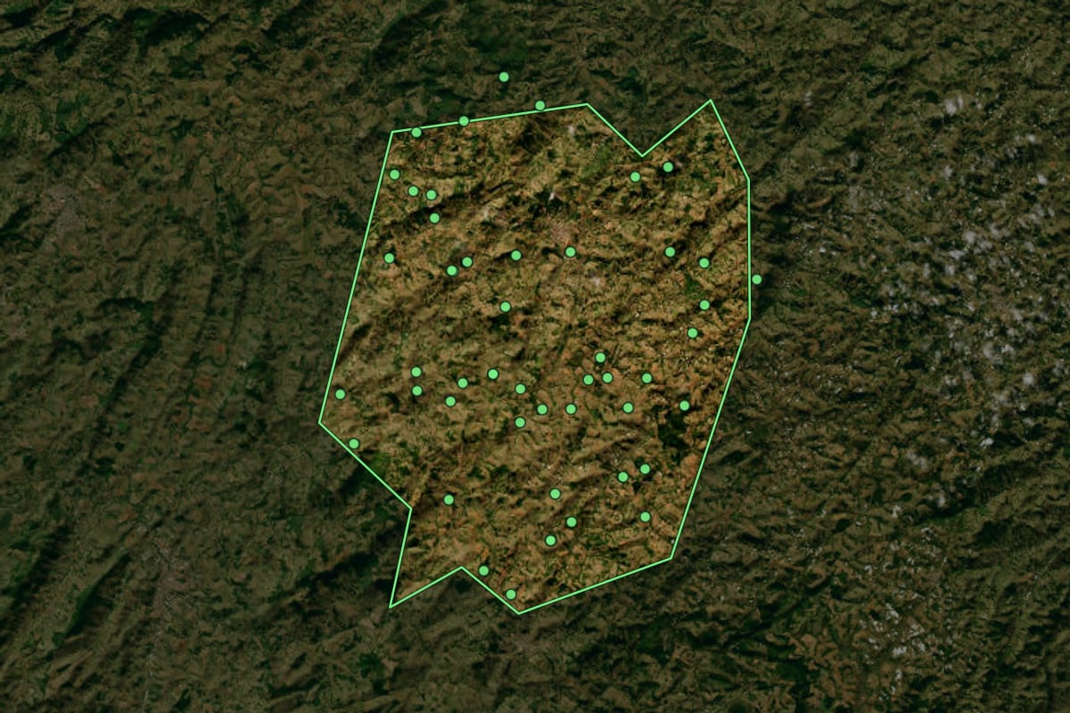 Imagem de satélite de Bueno Brandão (MG), com o contorno do município e a posição dos imóveis desta página.