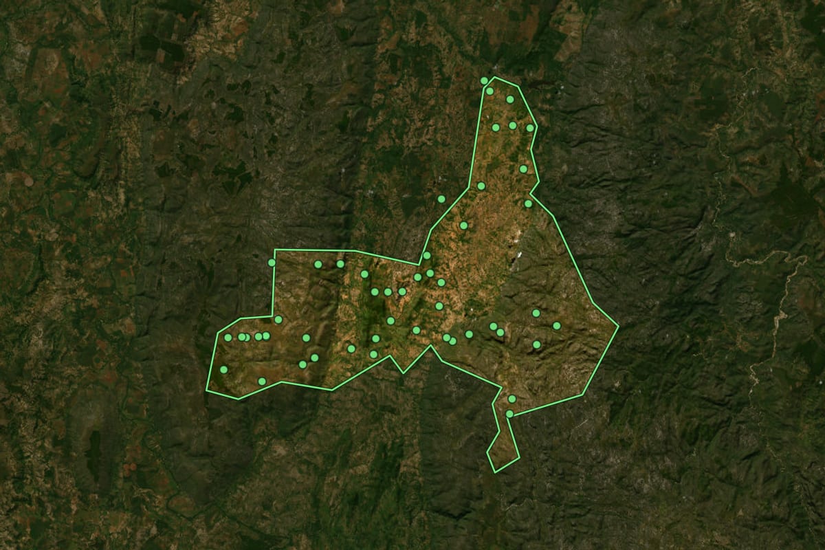 Imagem de satélite de Buenópolis (MG), com o contorno do município e a posição dos imóveis desta página.