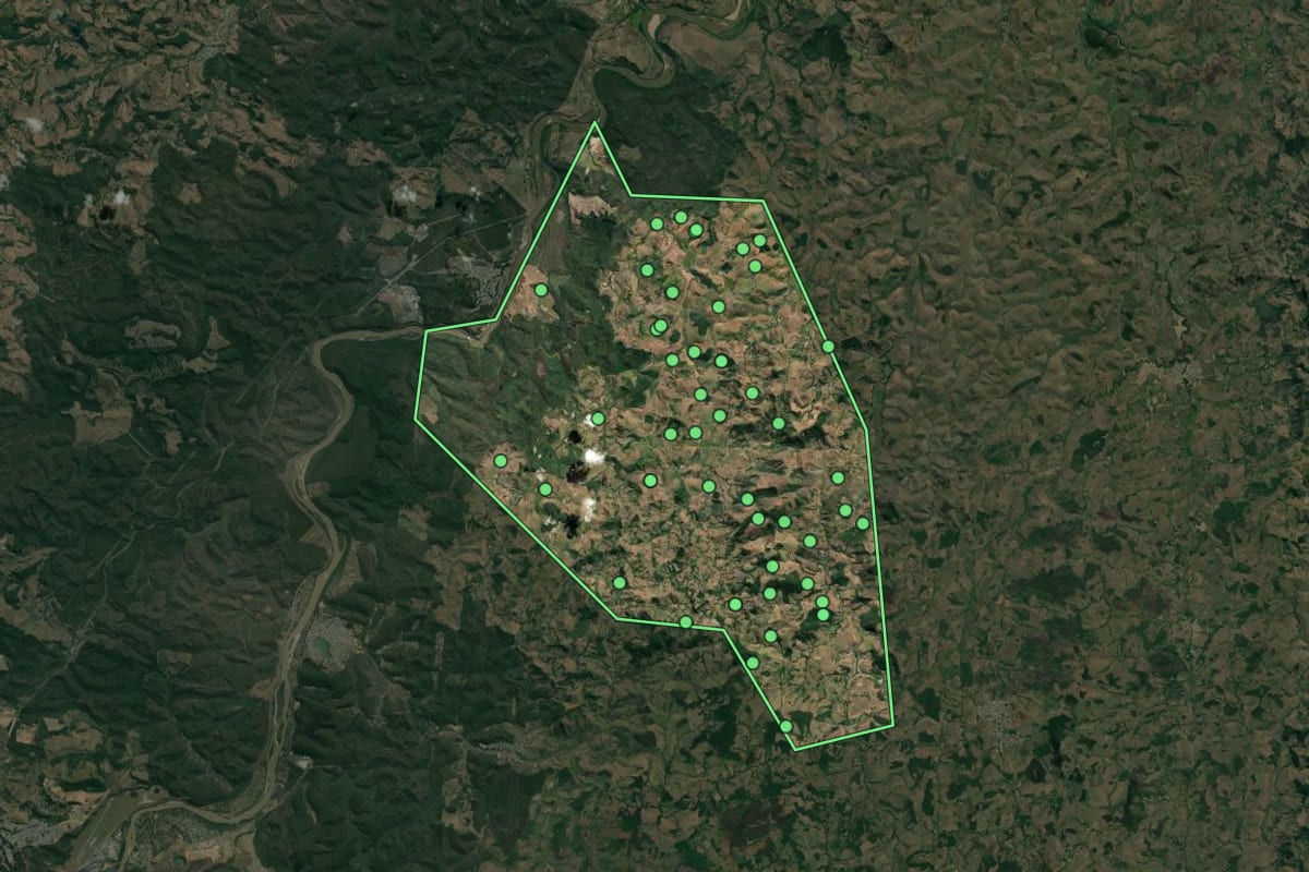 Imagem de satélite de Bugre (MG), com o contorno do município e a posição dos imóveis desta página.