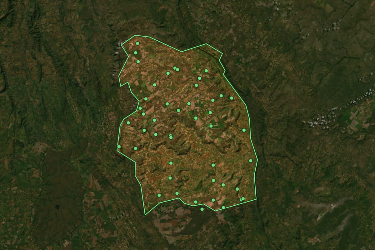 Imagem de satélite de Buritis (MG), com o contorno do município e a posição dos imóveis desta página.