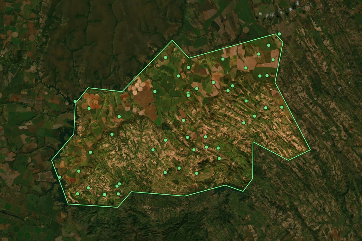 Imagem de satélite de Cabeceira Grande (MG), com o contorno do município e a posição dos imóveis desta página.