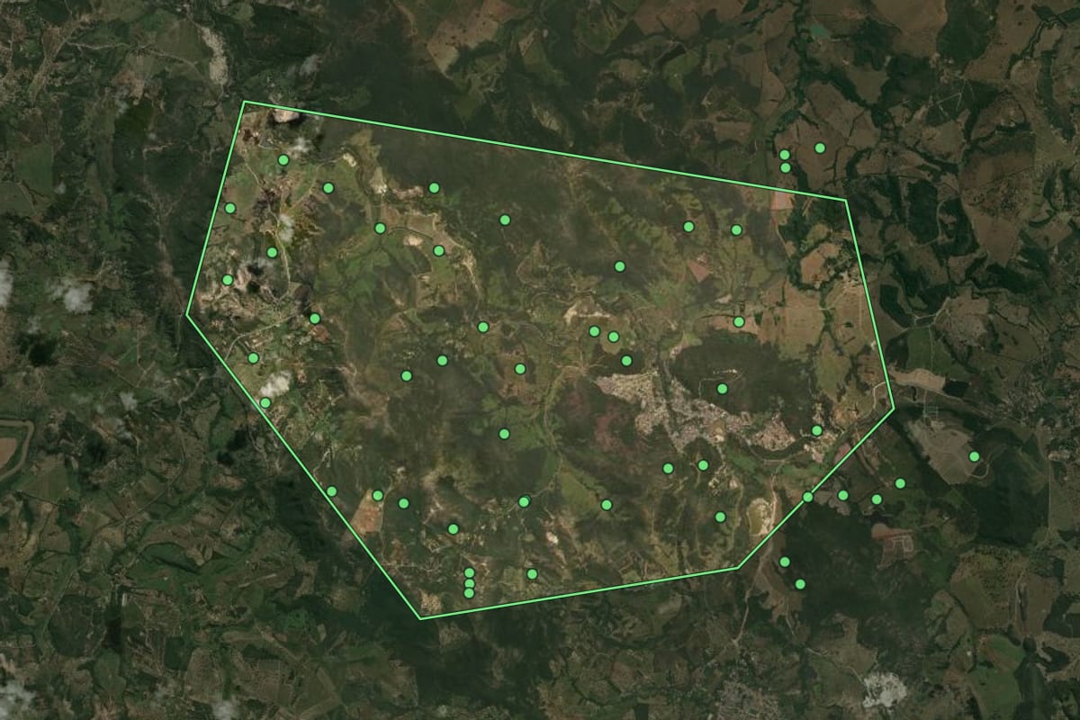 Imagem de satélite de Cachoeira da Prata (MG), com o contorno do município e a posição dos imóveis desta página.