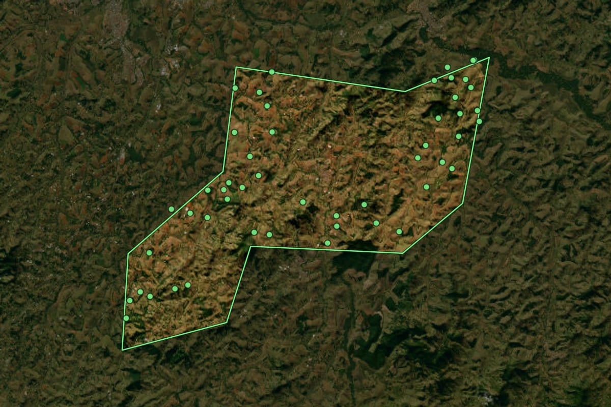 Imagem de satélite de Cachoeira de Minas (MG), com o contorno do município e a posição dos imóveis desta página.