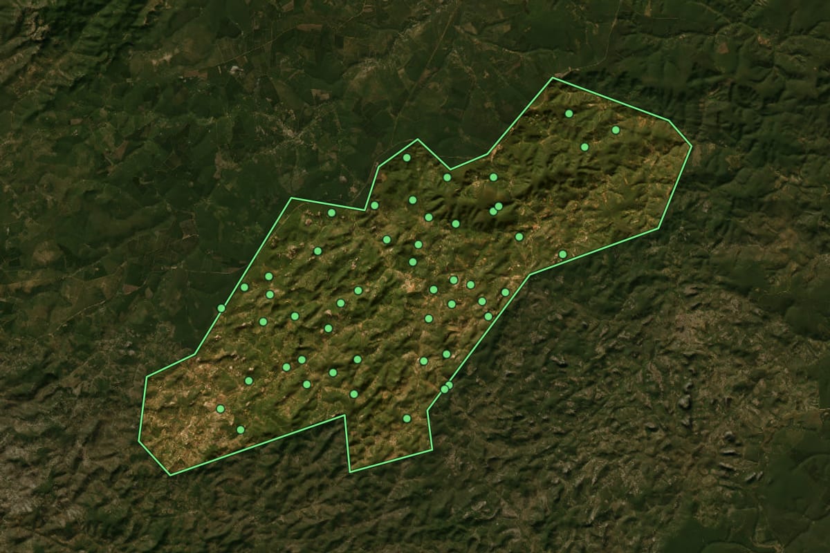 Imagem de satélite de Cachoeira de Pajeú (MG), com o contorno do município e a posição dos imóveis desta página.
