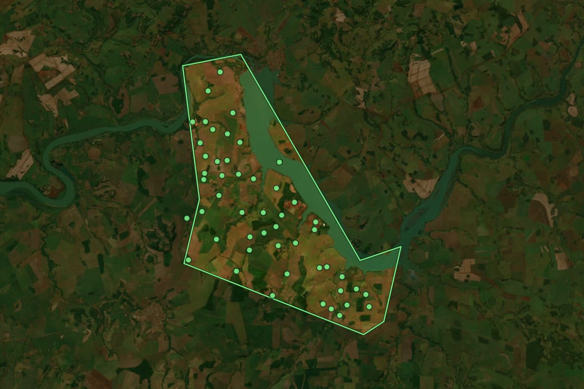 Imagem de satélite de Cachoeira Dourada (MG), com o contorno do município e a posição dos imóveis desta página.