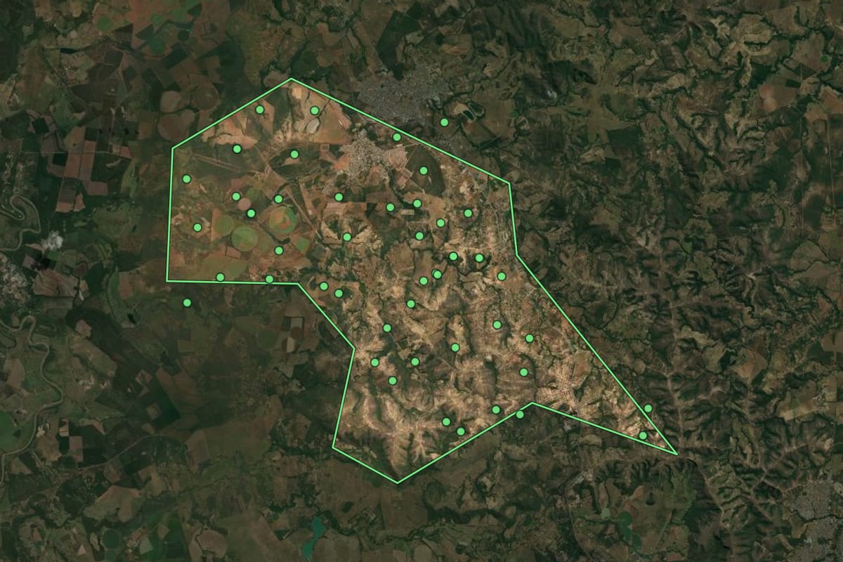 Imagem de satélite de Caetanópolis (MG), com o contorno do município e a posição dos imóveis desta página.