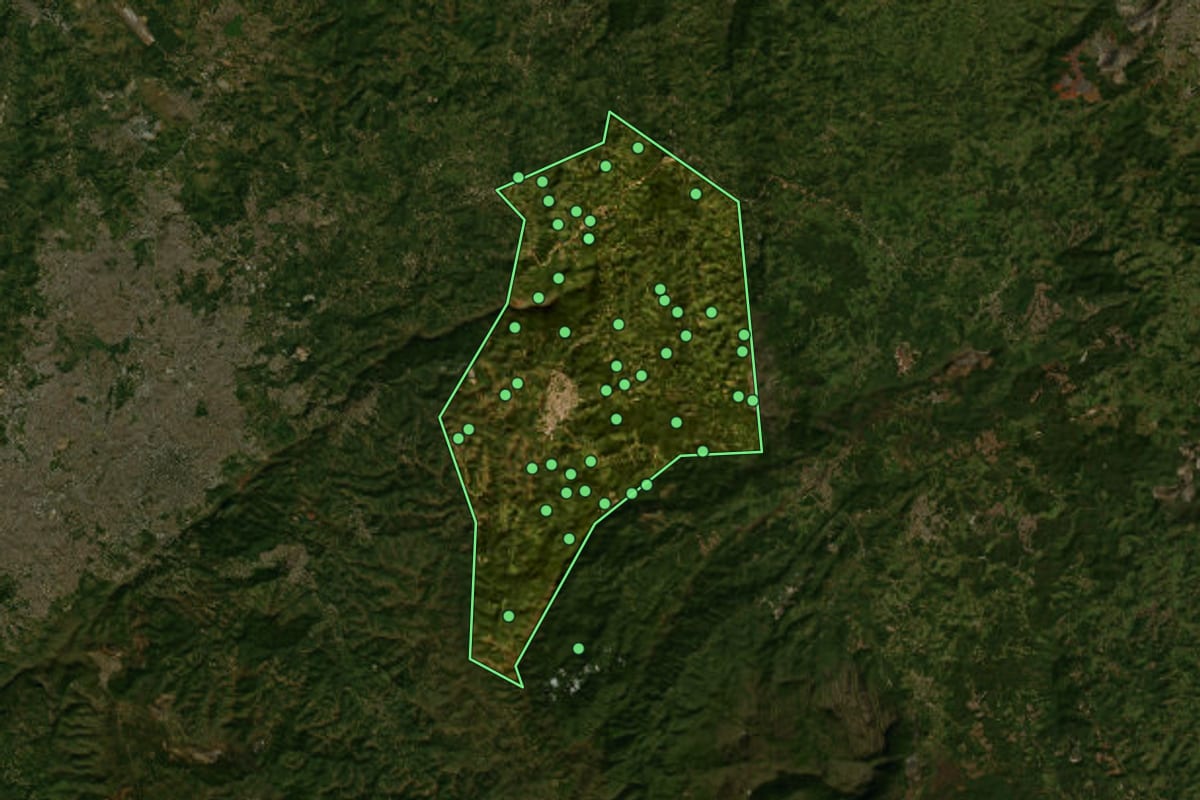 Imagem de satélite de Caeté (MG), com o contorno do município e a posição dos imóveis desta página.