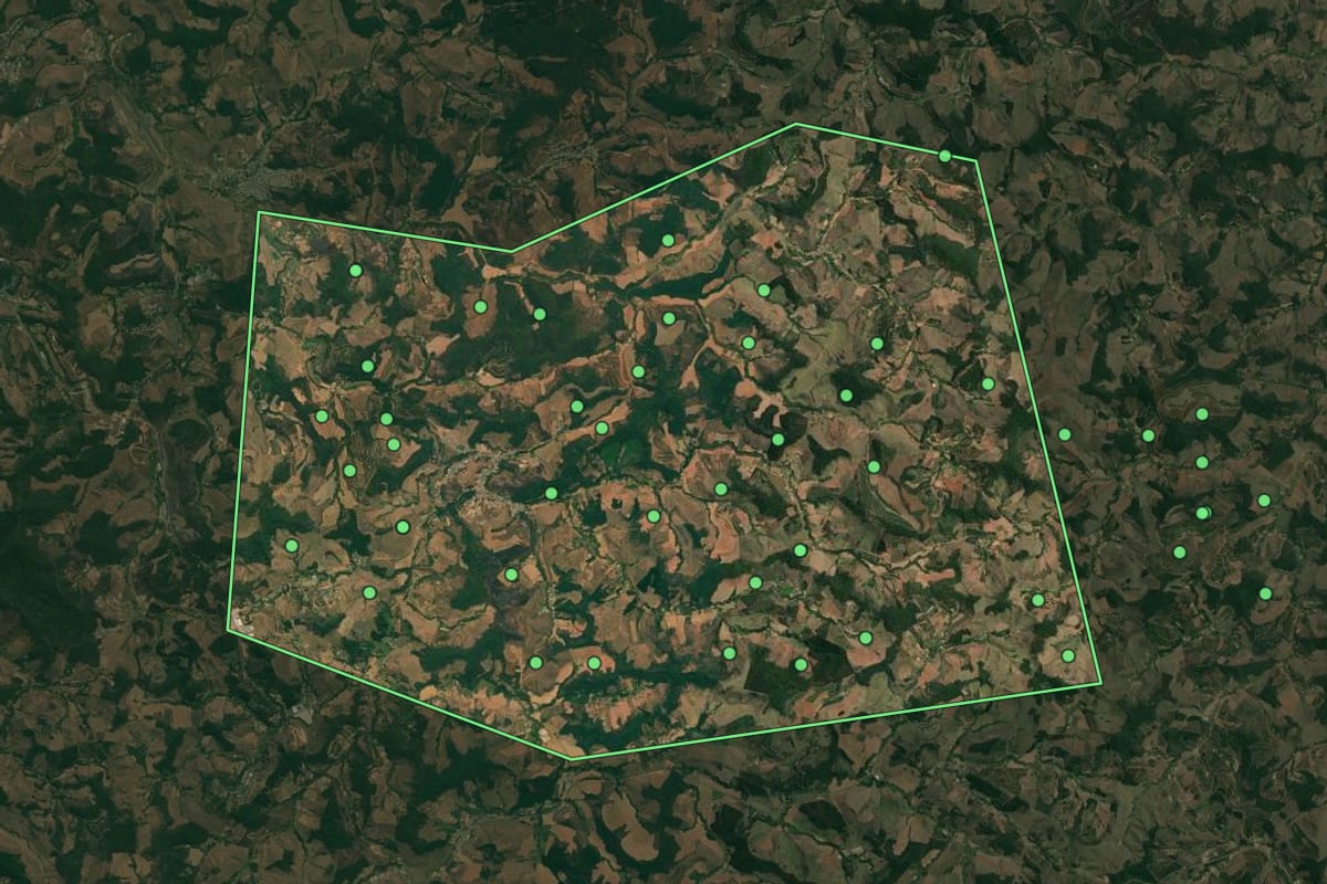 Imagem de satélite de Cajuri (MG), com o contorno do município e a posição dos imóveis desta página.